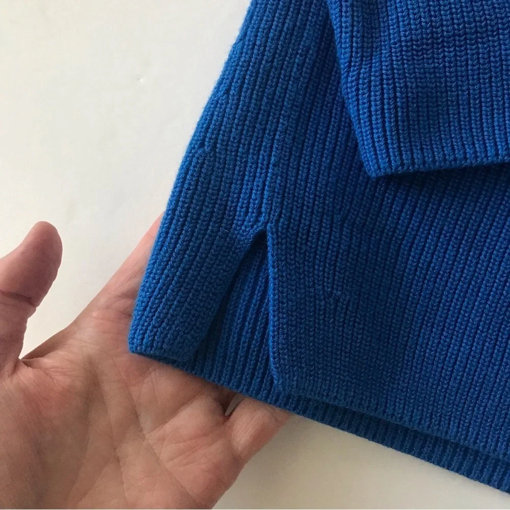 Talbots size M royal blue long sleeve sweater Side slits round neck‎